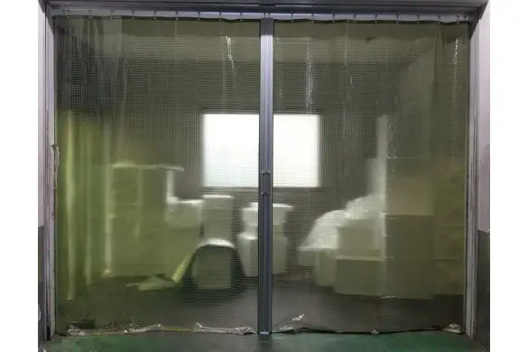 水産加工場に施工された防虫糸入りカーテン