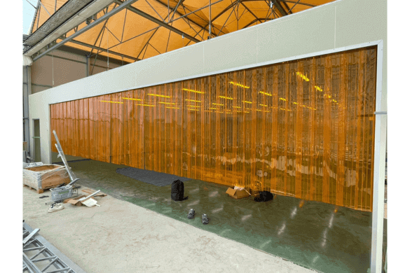大型ビニールハウスの出入口に設置した防虫のれんビニールカーテン