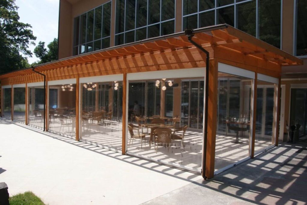 雨除けロールカーテン