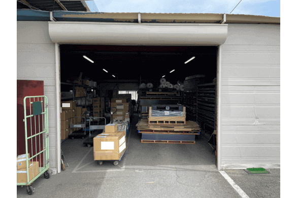 防虫ビニールカーテン設置前の工場出入口