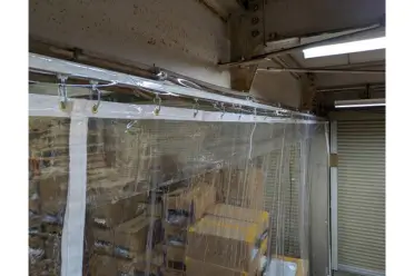 ビニールカーテンの金具部分