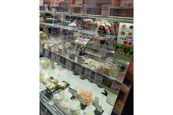 スリットカーテンが設置された冷ケース