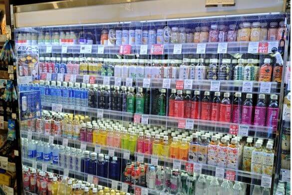 節電スリットカーテンが設置された冷ケース