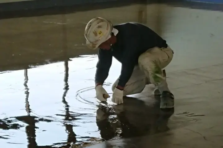 塗床工事中の作業員