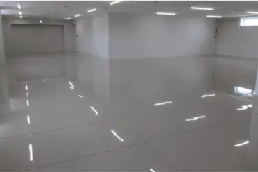 自動車ディーラーの店舗の塗床