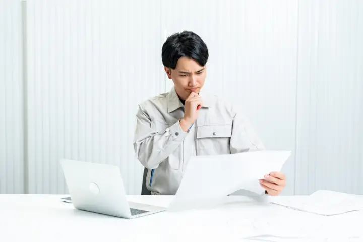 塗床工事見積り中の社員