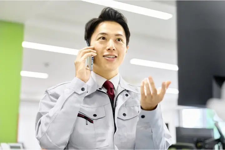 問合せ内容の詳細をヒアリング中の営業マン