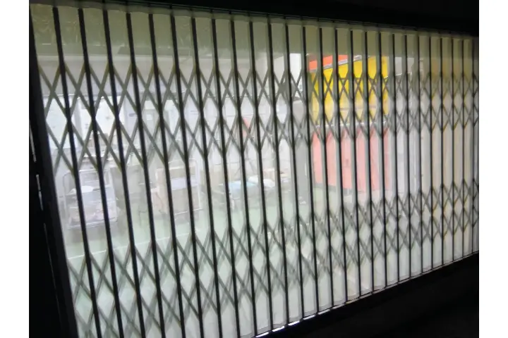 商品昇降機の扉に設置された防虫メッシュカーテン