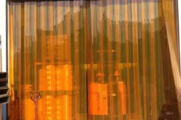 工場ビニールカーテン出入口の異物混入対策の事例