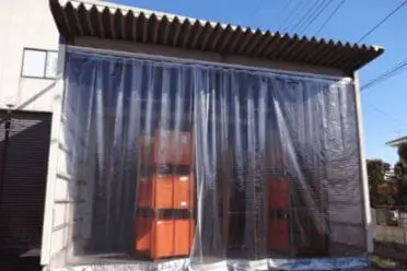 工場の屋外保管庫の防風対策の事例