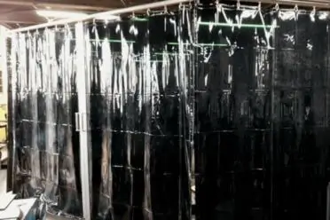 工場ビニールカーテンで溶接作業場のアーク光対策の事例