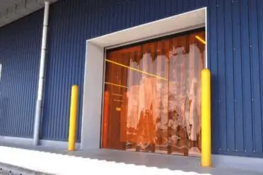 工場ビニールカーテンで出入り口の鳥害対策