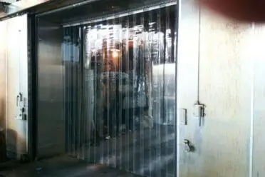 工場ビニールカーテンで食品倉庫の保冷対策の事例