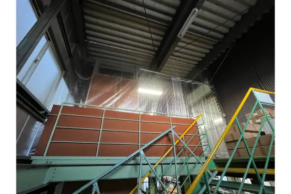 倉庫の中二階に設置されたビニールカーテン