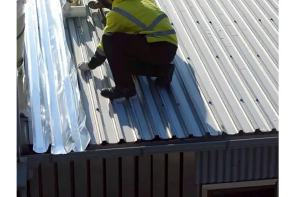 遮熱シートを施工中の作業員