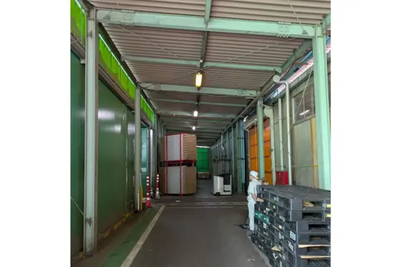 工場の半屋外通路