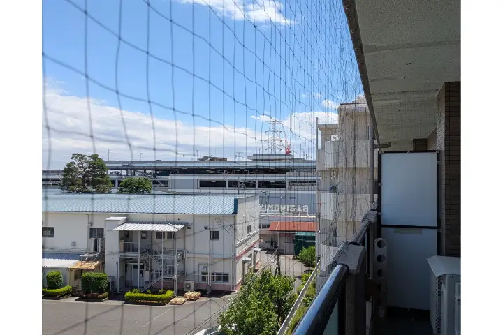 防鳥ネットが施工されたマンションのバルコニー
